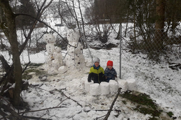 Die Kinder bauen Schneemänner im Waldkindergarten